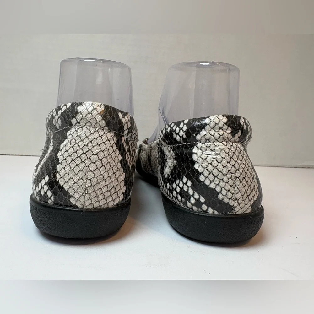 Naturalizer beige & black snakeskin embossed leather slip-on loafers size 6.5M